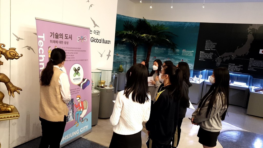 韓國學生於釜山國際交流展示館觀展情形